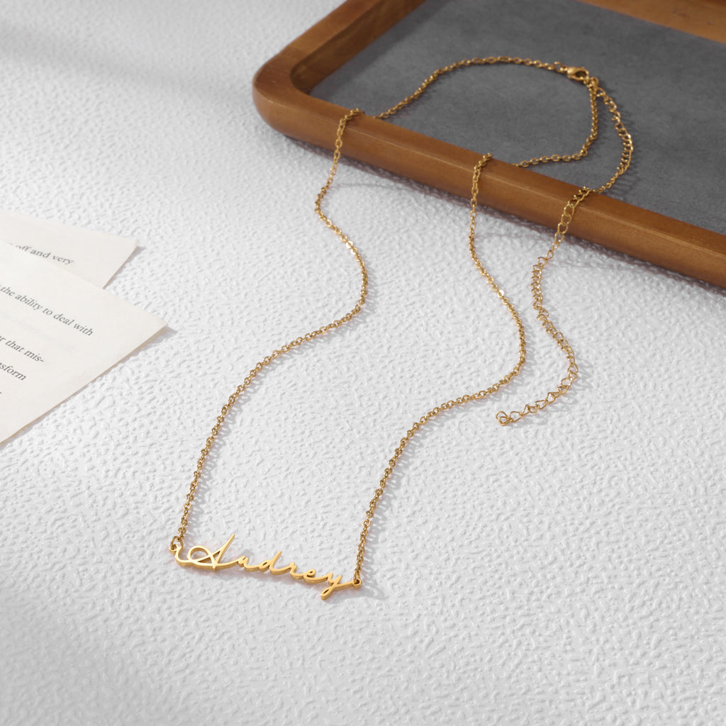 Charlotte Élégante – Cursive Name Chain